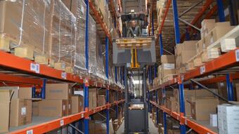 PST CLC zajišťuje v Úžicích skladování a distribuci pro Noark Electric Europe. Měsíčně zpracuje 2000 objednávek a expeduje 5000 kusů zboží