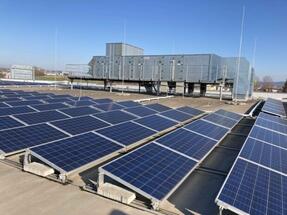 Kaufland plánuje instalaci velké fotovoltaické elektrárny na střeše distribučního centra v Modleticích