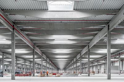 Z Česka do celého světa: BMW dokončuje obří logistické centrum, které změní pravidla hry