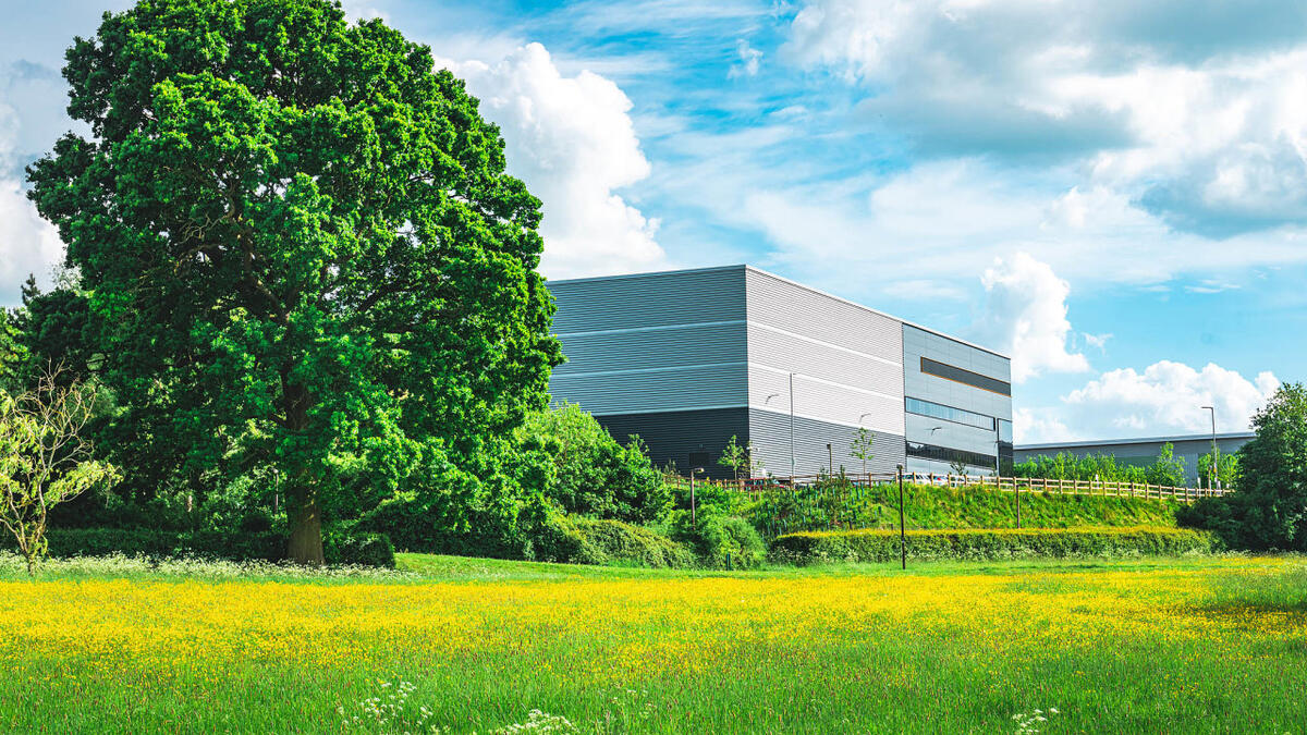 Investoři stále věří českým skladům, kancelářím a maloobchodu. Vybírají si ale menší nemovitosti a někteří jsou opatrnější