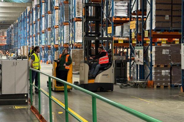 Hopi Česká republika zvyšuje logistickou efektivitu s pokročilou flotilou vysokozdvižných vozíků Crown pro náročný provoz