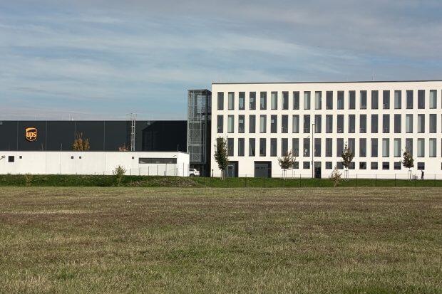 Český trh s nemovitostmi prosperuje: Co to znamená pro vaše kancelářské a skladové potřeby