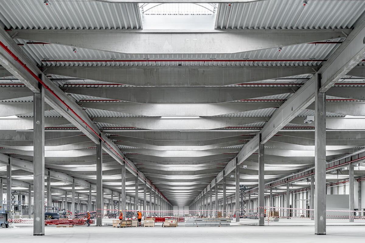 Z Česka do celého světa: BMW dokončuje obří logistické centrum, které změní pravidla hry