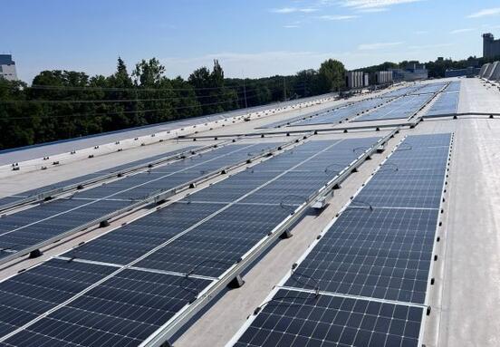 Udržitelná výhoda: Solární elektrárna Foxconnu v Pardubicích a co to znamená pro vaše podnikání