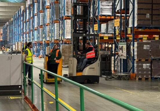 Hopi Česká republika zvyšuje logistickou efektivitu s pokročilou flotilou vysokozdvižných vozíků Crown pro náročný provoz