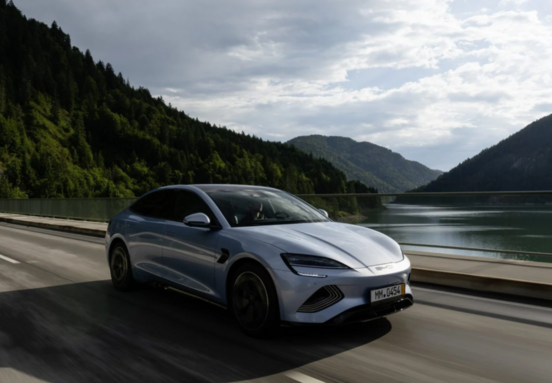 BYD předhání Teslu: Orientace v měnícím se prostředí elektromobilů a jeho důsledky pro nemovitosti