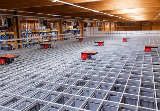 Maximalizace efektivity skladu: 75% snížení prostoru a 50% rychlejší expedice