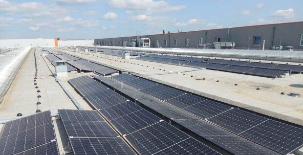 Gebrüder Weiss vyrábí v Česku vlastní solární energii. V Jenči u Prahy bylo výzvou blízké letiště